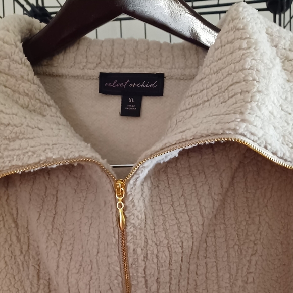 Warm and cozy Fleece Sweatshirt - Picture 3 of 4